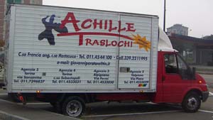 Un furgone Achille Traslochi.