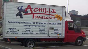Un furgone Achille Traslochi.